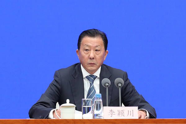 该记者认为，这笔交易可以结束勇士的混乱局面并延长球队夺冠窗口期。